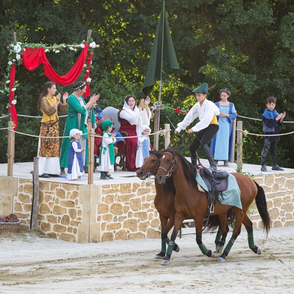 Cérémonie sur le podium avec cavaliers