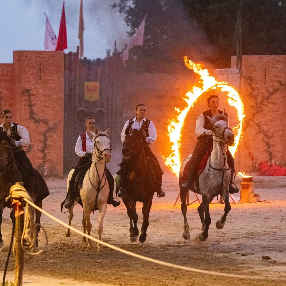 Cavalière traversant un cerceau enflammé, spectacle des Écuyers Cascadeurs d'Ariège